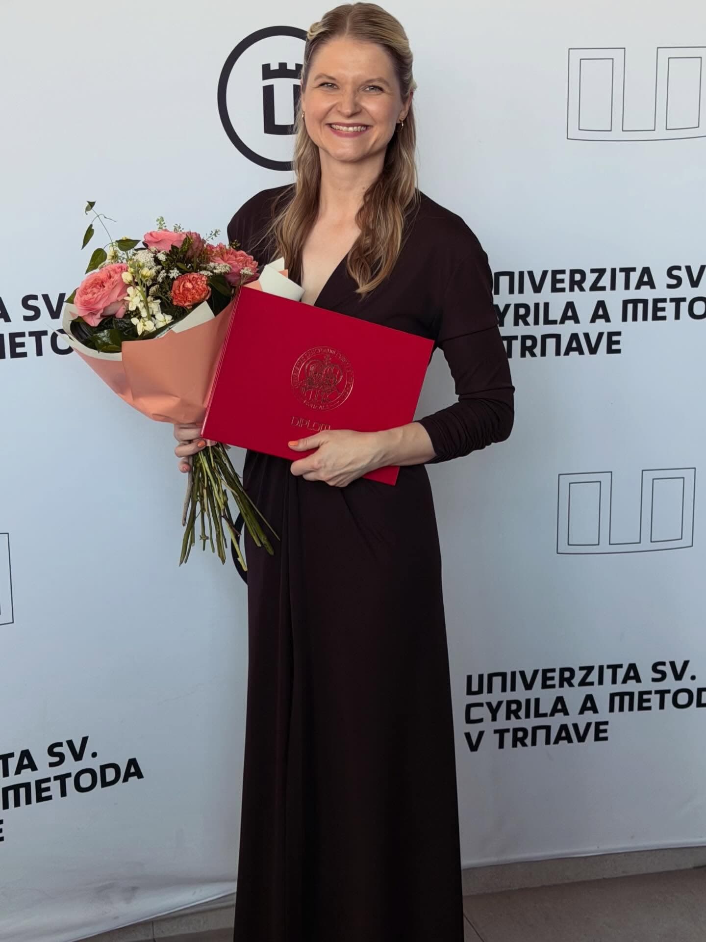 Nebudem klamať, od začiatku roka som netrpezlivo čakala na túto porovnávačku 2016 vs. 2026 😅✨

Posledných 10 rokov to bola poriadna životná jazda. Kopec nových začiatkov a koncov, úspechov a pádov. Materská, ktorá bola pre mňa asi najväčšou životnou skúškou, počas ktorej som si uvedomila, že chcem od života profesne ešte trošku viac.🙃 

Takto (skoro na deň presne) 10 rokov dozadu som si to nepovedala, no dnes si poviem, že SOM NA SEBA HRDÁ🥹
A ďakujem všetkým, ktorí mi na tejto ceste pomáhali, hlavne mojim trom najmilovanejším chlapom♥️
.
#bachelordegree#physiotherapist#newchapterinlife