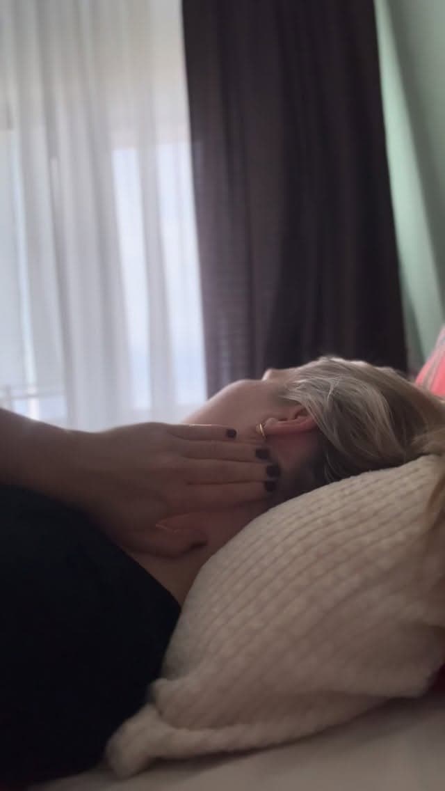 Dnešný pondelOK je skôr pondelKO🥴

Od rána sa trápim s bolesťou hlavy. Využila som voľný čas, chvíľu ticha a automasáž so zameraním na trigger pointy. Nebudem však klamať, mám v sebe druhú tabletku od bolesti, čo u mňa nebýva zvykom. V mojom prípade bude hlavnou príčinou psychosomatika - reakcia na stresové obdobie. 

Možno to máte podobne, preto ak vás zvyknú bolesti hlavy potrápiť, určite vám takúto masáž, ktorú zvládnete aj sami, odporúčam.✨
.
#anate#massage#massagetherapy#headachetriggers
